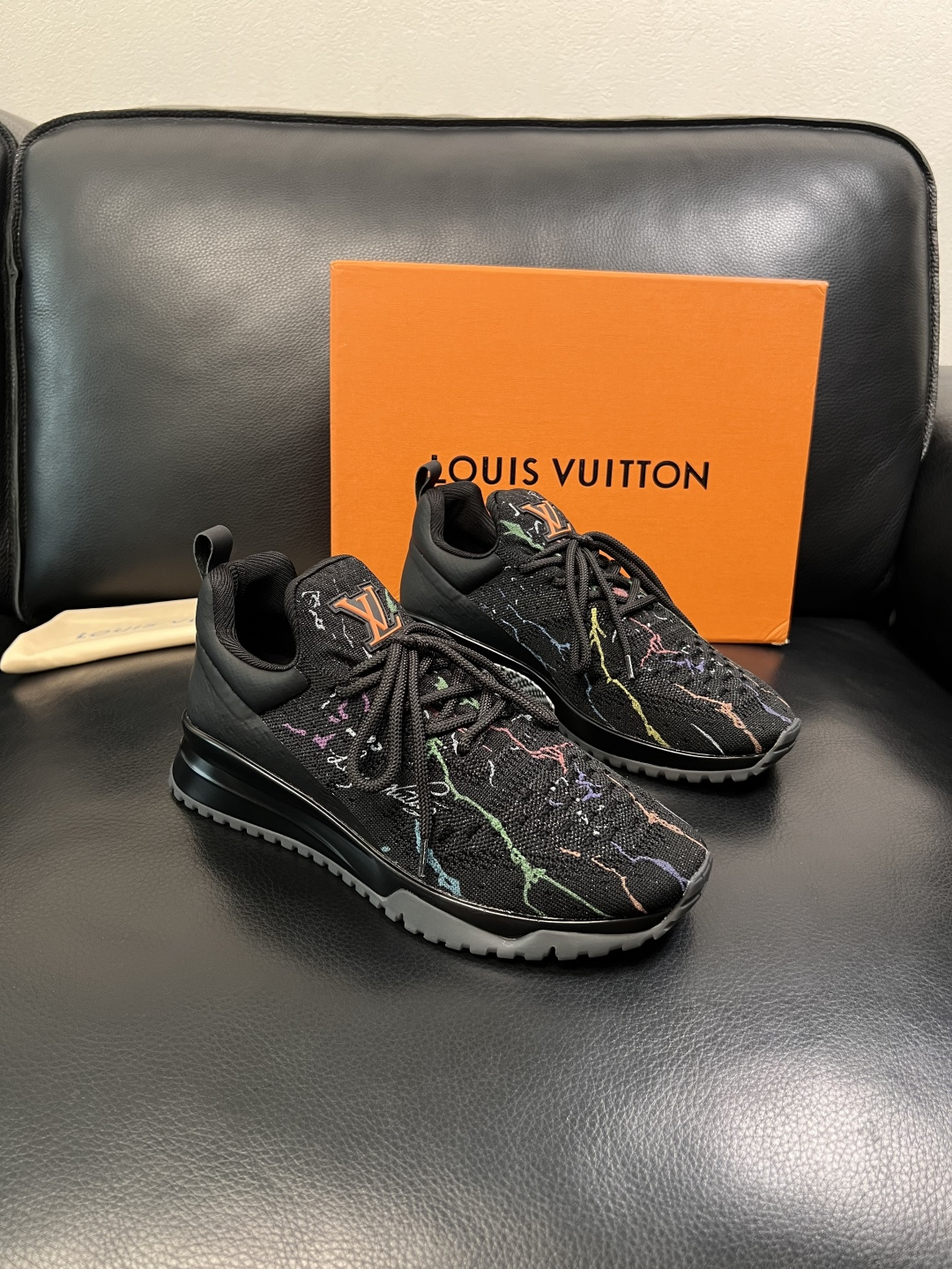 Lv  高品质  顶级工艺品  路易威登，运动板鞋专柜同步，鞋面意大利进口飞织面料，高品质拼接缤纷色彩复