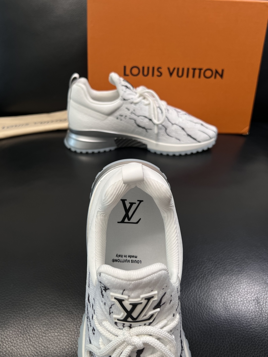 Lv  高品质  顶级工艺品  路易威登，运动板鞋专柜同步，鞋面意大利进口飞织面料，高品质拼接缤纷色彩复