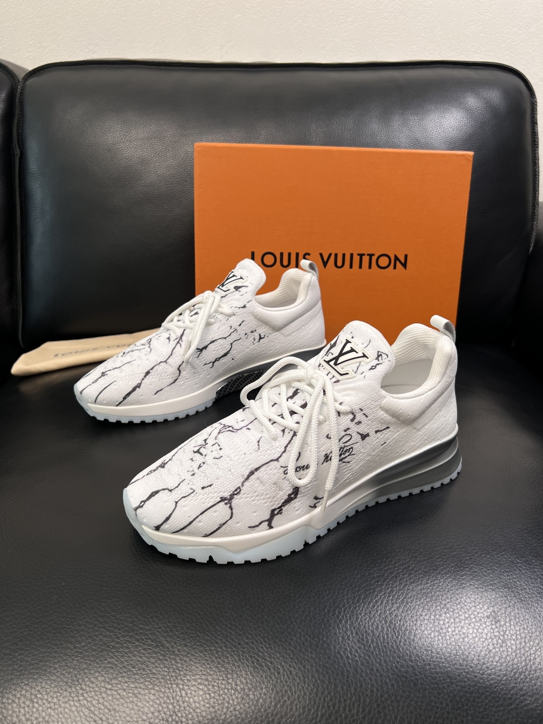 Lv  高品质  顶级工艺品  路易威登，运动板鞋专柜同步，鞋面意大利进口飞织面料，高品质拼接缤纷色彩复