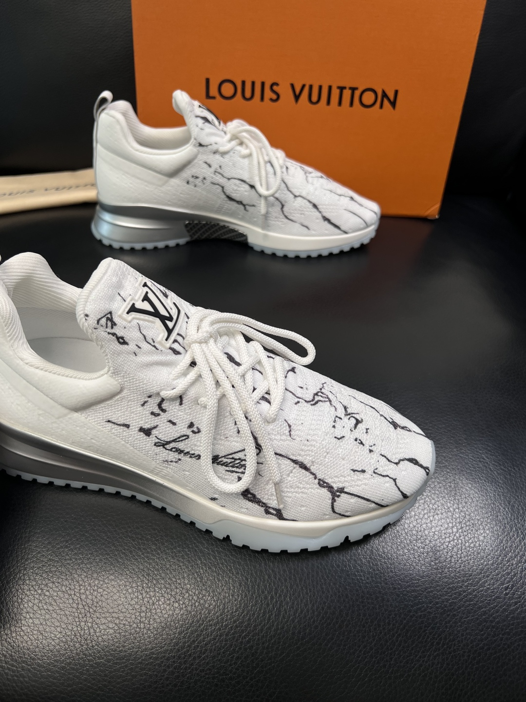 Lv  高品质  顶级工艺品  路易威登，运动板鞋专柜同步，鞋面意大利进口飞织面料，高品质拼接缤纷色彩复