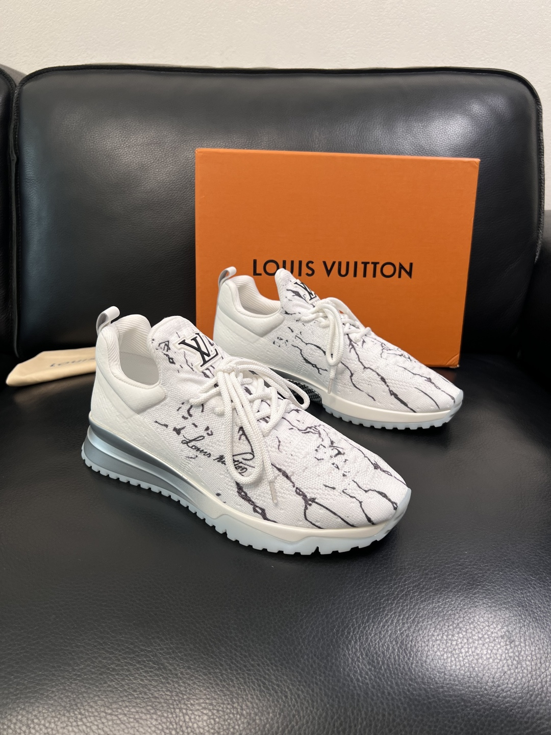 Lv  高品质  顶级工艺品  路易威登，运动板鞋专柜同步，鞋面意大利进口飞织面料，高品质拼接缤纷色彩复