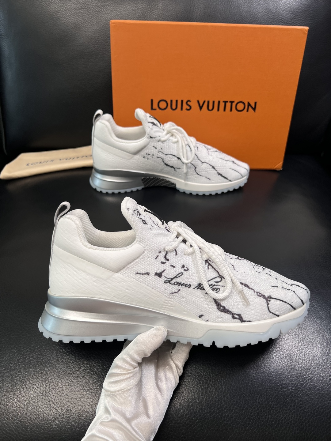Lv  高品质  顶级工艺品  路易威登，运动板鞋专柜同步，鞋面意大利进口飞织面料，高品质拼接缤纷色彩复