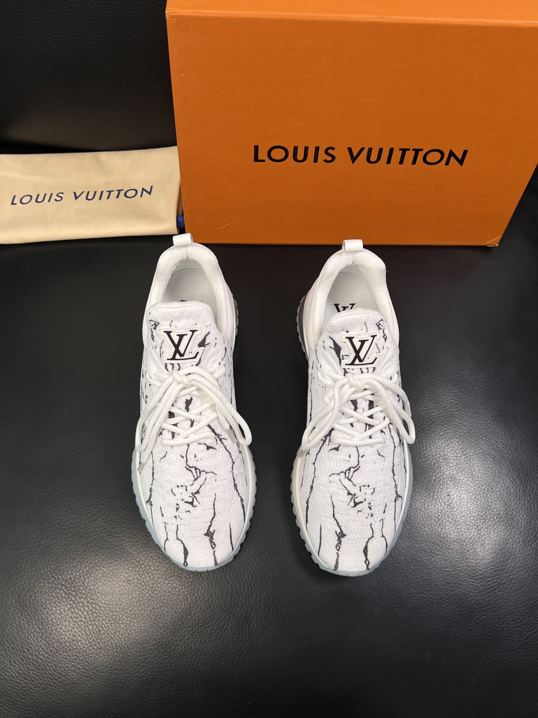 Lv  高品质  顶级工艺品  路易威登，运动板鞋专柜同步，鞋面意大利进口飞织面料，高品质拼接缤纷色彩复