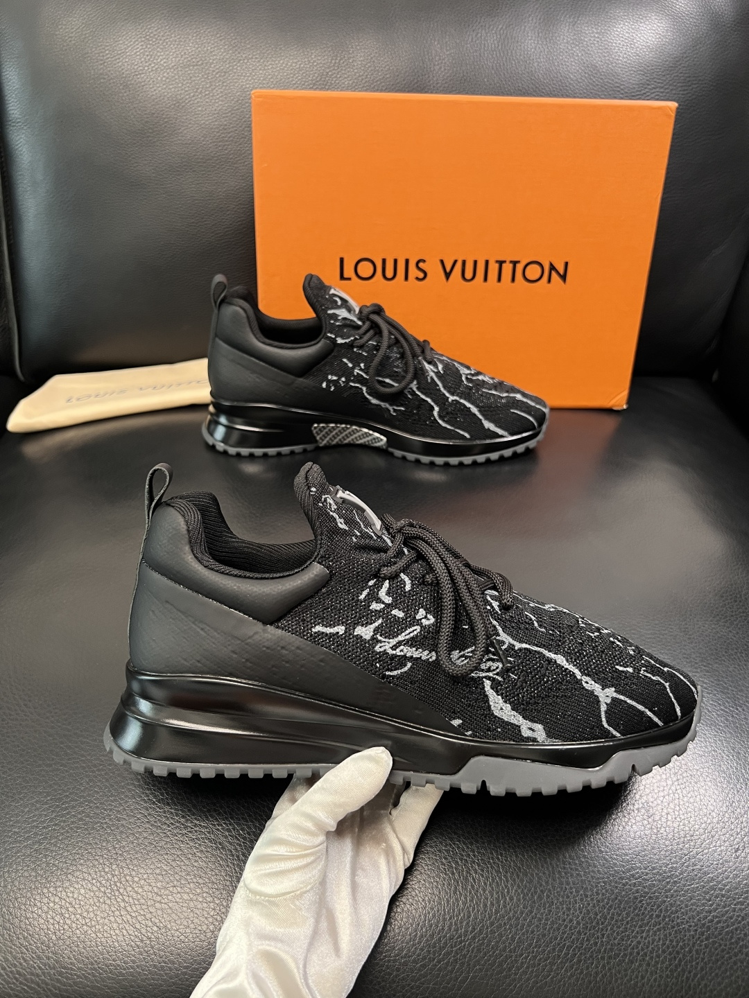 Lv  高品质  顶级工艺品  路易威登，运动板鞋专柜同步，鞋面意大利进口飞织面料，高品质拼接缤纷色彩复