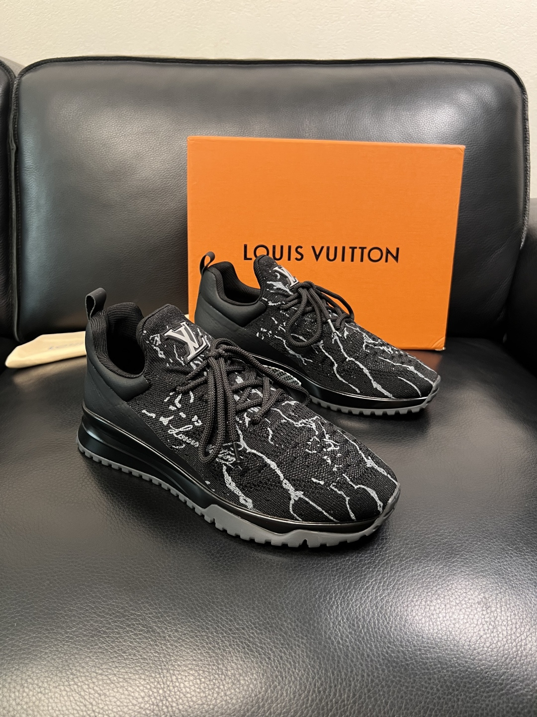 Lv  高品质  顶级工艺品  路易威登，运动板鞋专柜同步，鞋面意大利进口飞织面料，高品质拼接缤纷色彩复