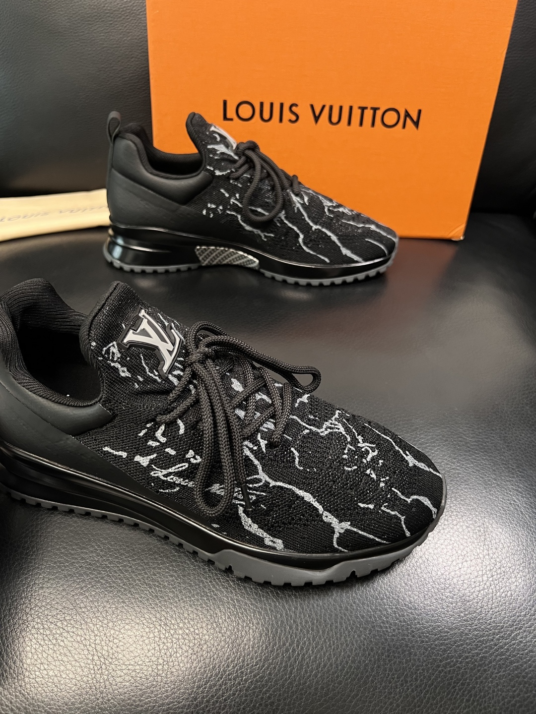 Lv  高品质  顶级工艺品  路易威登，运动板鞋专柜同步，鞋面意大利进口飞织面料，高品质拼接缤纷色彩复
