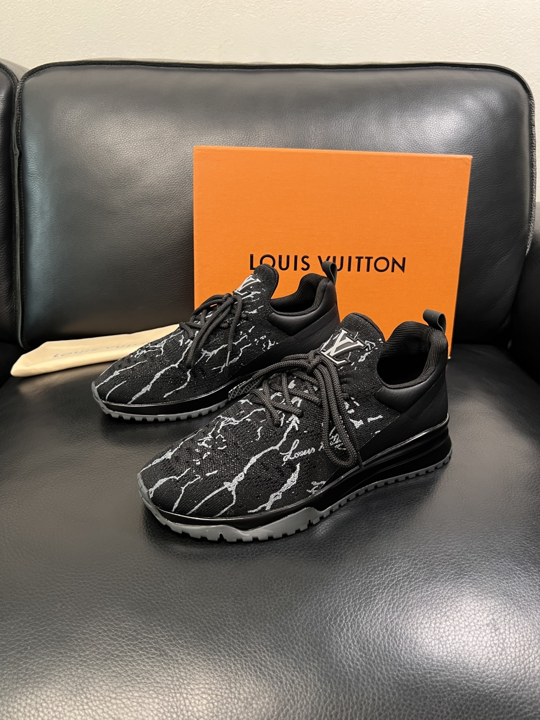 Lv  高品质  顶级工艺品  路易威登，运动板鞋专柜同步，鞋面意大利进口飞织面料，高品质拼接缤纷色彩复