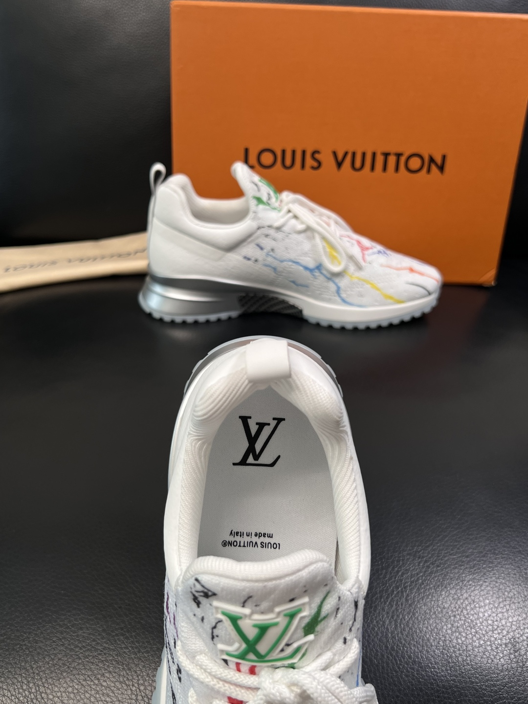 Lv  高品质  顶级工艺品  路易威登，运动板鞋专柜同步，鞋面意大利进口飞织面料，高品质拼接缤纷色彩复