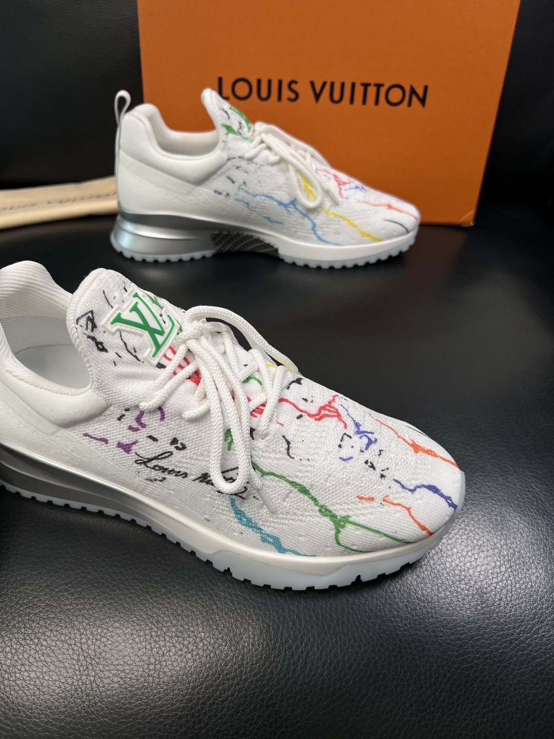 Lv  高品质  顶级工艺品  路易威登，运动板鞋专柜同步，鞋面意大利进口飞织面料，高品质拼接缤纷色彩复