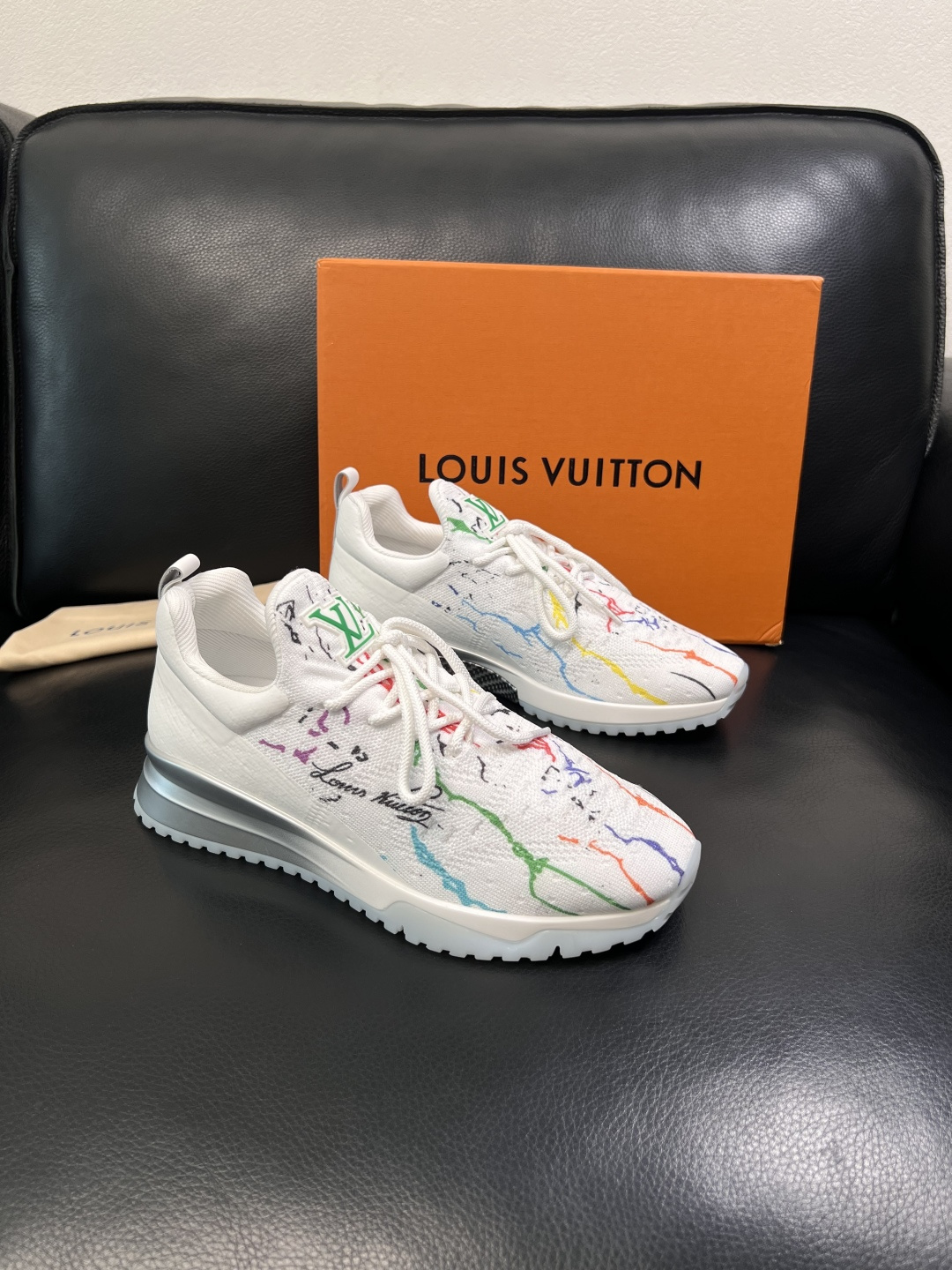 Lv  高品质  顶级工艺品  路易威登，运动板鞋专柜同步，鞋面意大利进口飞织面料，高品质拼接缤纷色彩复