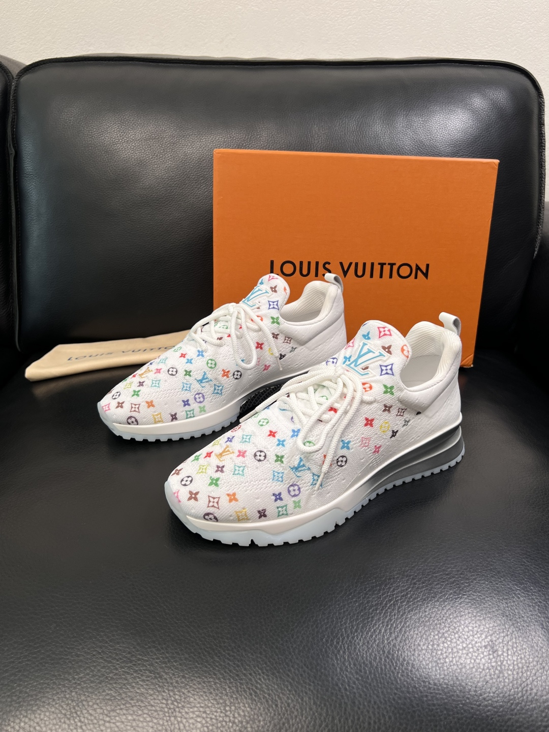Lv  高品质  顶级工艺品  路易威登，运动板鞋专柜同步，鞋面意大利进口飞织面料，高品质拼接缤纷色彩复