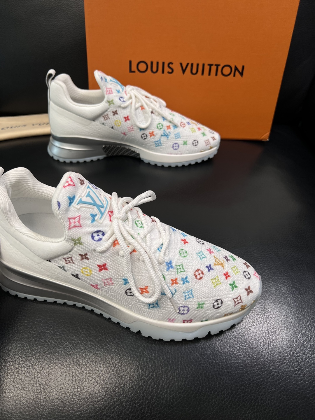 Lv  高品质  顶级工艺品  路易威登，运动板鞋专柜同步，鞋面意大利进口飞织面料，高品质拼接缤纷色彩复