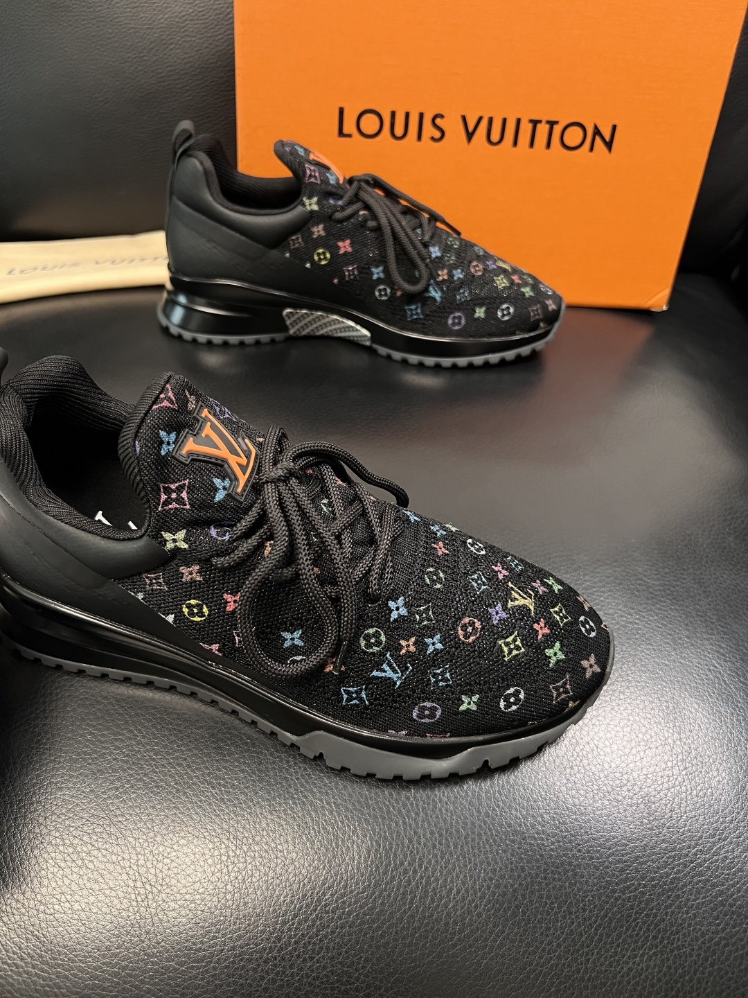 Lv  高品质  顶级工艺品  路易威登，运动板鞋专柜同步，鞋面意大利进口飞织面料，高品质拼接缤纷色彩复
