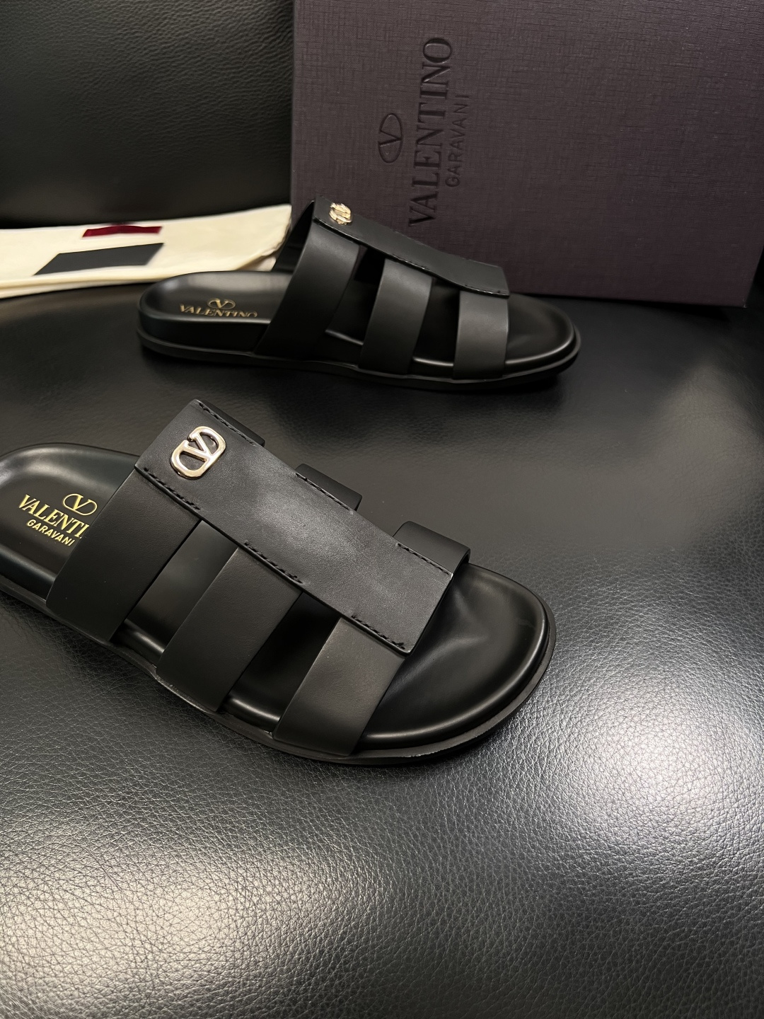 VALENTINO  高品质  顶级工艺品  华伦天奴，拖鞋专柜同步，鞋面意大利进口，高品质拼接缤纷色彩