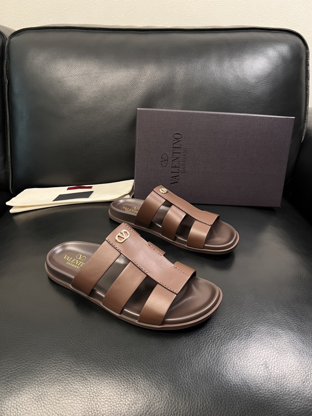 NO:853640,VALENTINO High-quality top crafts Valentino, slippers counter synchronization, uppers imported from Italy, high-quality splicing colorful complex crafts, imported cowhide lining soft and comfortable, original soles specially provided by the original factory, TPU exclusive movable molded soles super comfortable, original factory follow-up goods, code number 39-44 (customized 38 45), valentino, valentino, slippers, cowhide19860909VALENTINO 高品质 顶级工艺品 华伦天奴,拖鞋专柜同步,鞋面意大利进口,高品质拼接缤纷色彩复杂工艺品,进口牛皮里垫柔软舒适,鞋底原厂特供原版底,TPU独家活动成型底超级舒适,原厂跟单货,码数 39-44（订做38 45）,,valentino,valentino,slippers,cowhide,Men's shoes