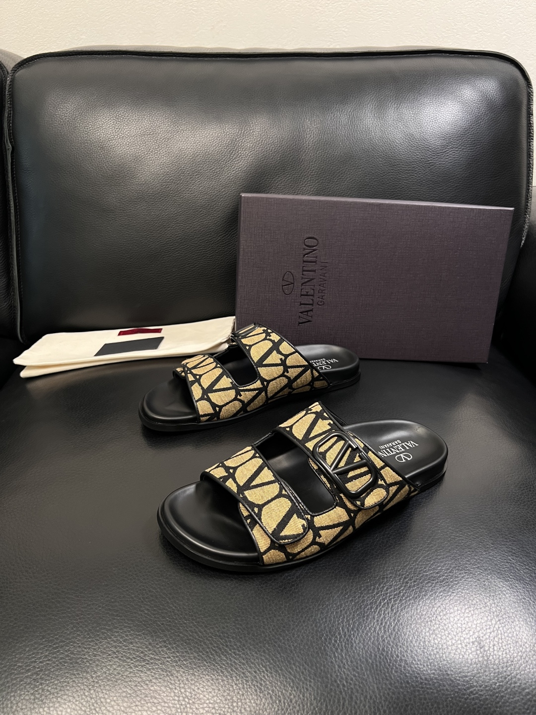 VALENTINO  高品质  顶级工艺品  华伦天奴，拖鞋专柜同步，鞋面意大利进口，高品质拼接缤纷色彩