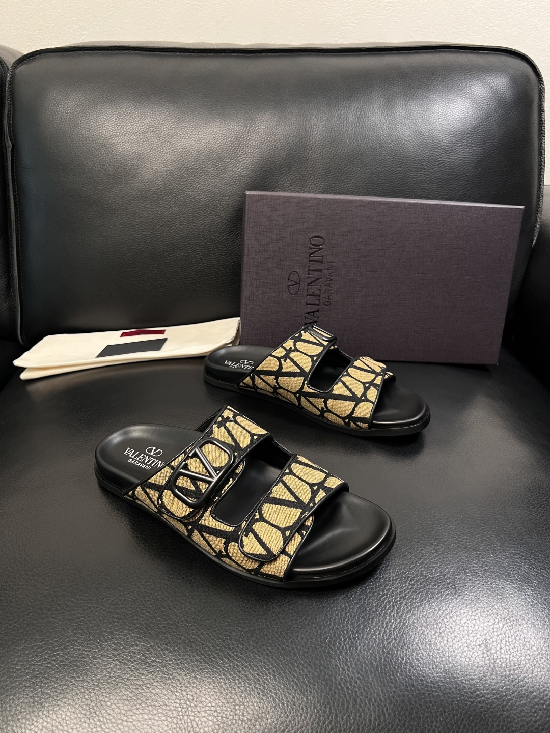 VALENTINO  高品质  顶级工艺品  华伦天奴，拖鞋专柜同步，鞋面意大利进口，高品质拼接缤纷色彩
