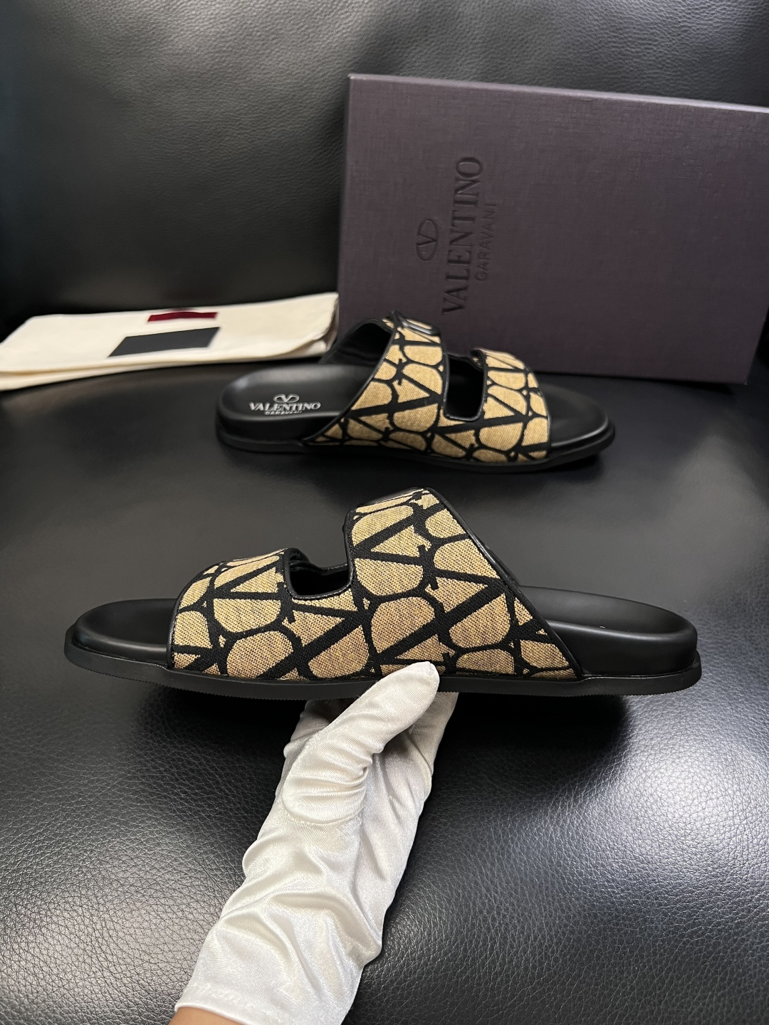 VALENTINO  高品质  顶级工艺品  华伦天奴，拖鞋专柜同步，鞋面意大利进口，高品质拼接缤纷色彩