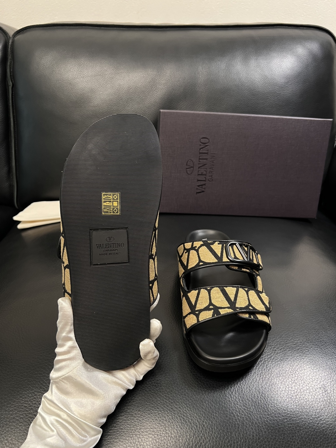 VALENTINO  高品质  顶级工艺品  华伦天奴，拖鞋专柜同步，鞋面意大利进口，高品质拼接缤纷色彩