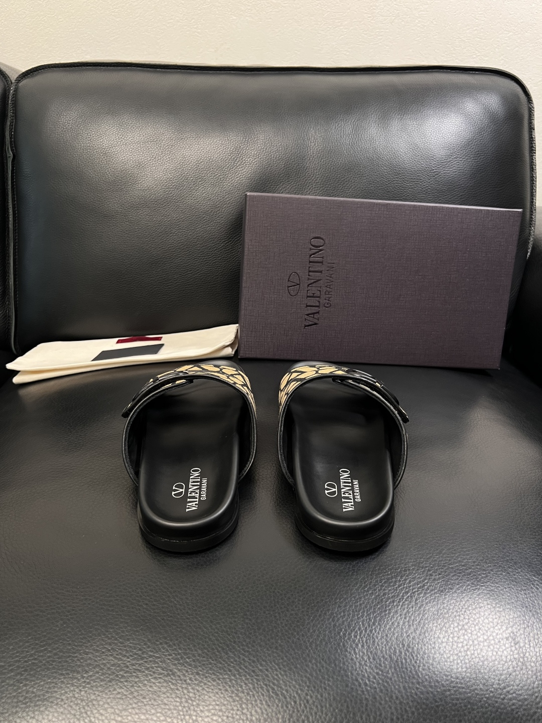 VALENTINO  高品质  顶级工艺品  华伦天奴，拖鞋专柜同步，鞋面意大利进口，高品质拼接缤纷色彩