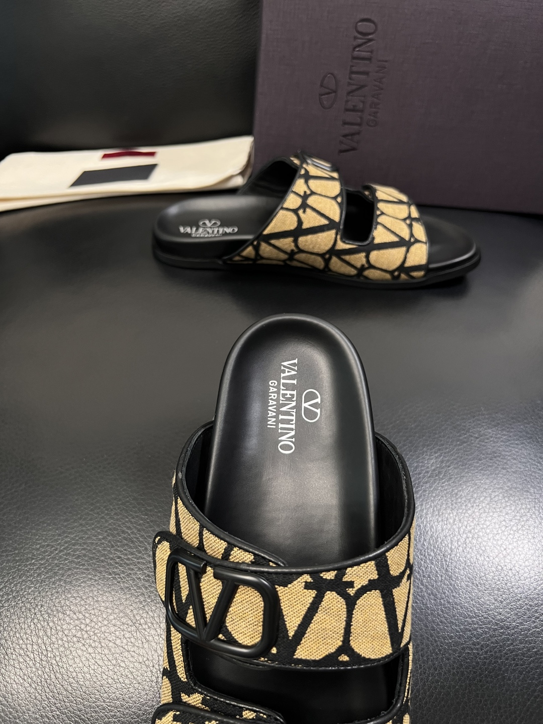 VALENTINO  高品质  顶级工艺品  华伦天奴，拖鞋专柜同步，鞋面意大利进口，高品质拼接缤纷色彩