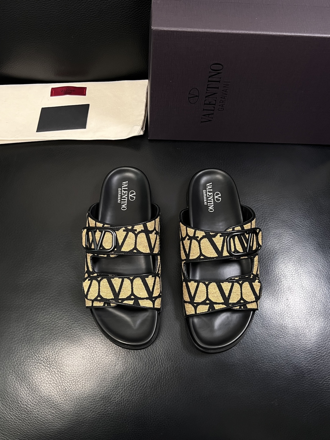 VALENTINO  高品质  顶级工艺品  华伦天奴，拖鞋专柜同步，鞋面意大利进口，高品质拼接缤纷色彩