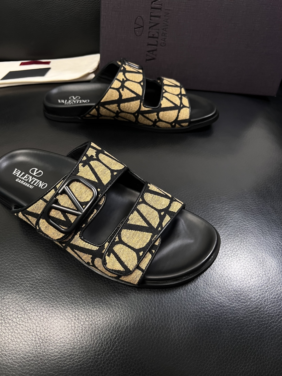 VALENTINO  高品质  顶级工艺品  华伦天奴，拖鞋专柜同步，鞋面意大利进口，高品质拼接缤纷色彩