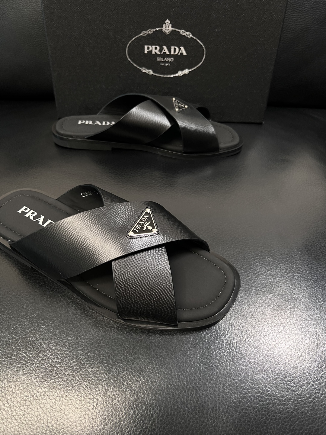 Prada  顶级工艺品，普拉达  拖鞋专柜同步，原厂配置意大利进口牛皮面料，进口牛皮内里垫，透气舒适，