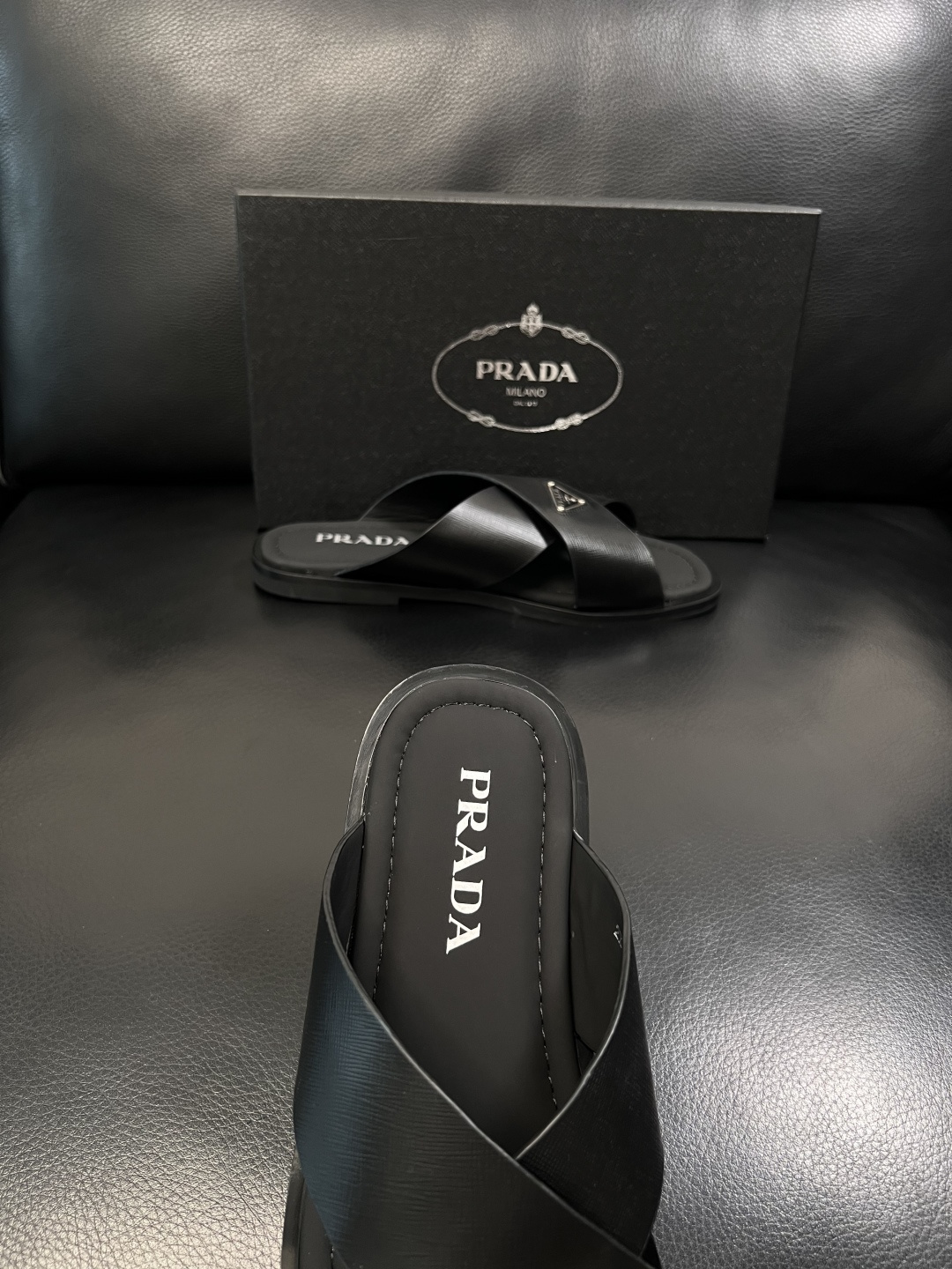Prada  顶级工艺品，普拉达  拖鞋专柜同步，原厂配置意大利进口牛皮面料，进口牛皮内里垫，透气舒适，