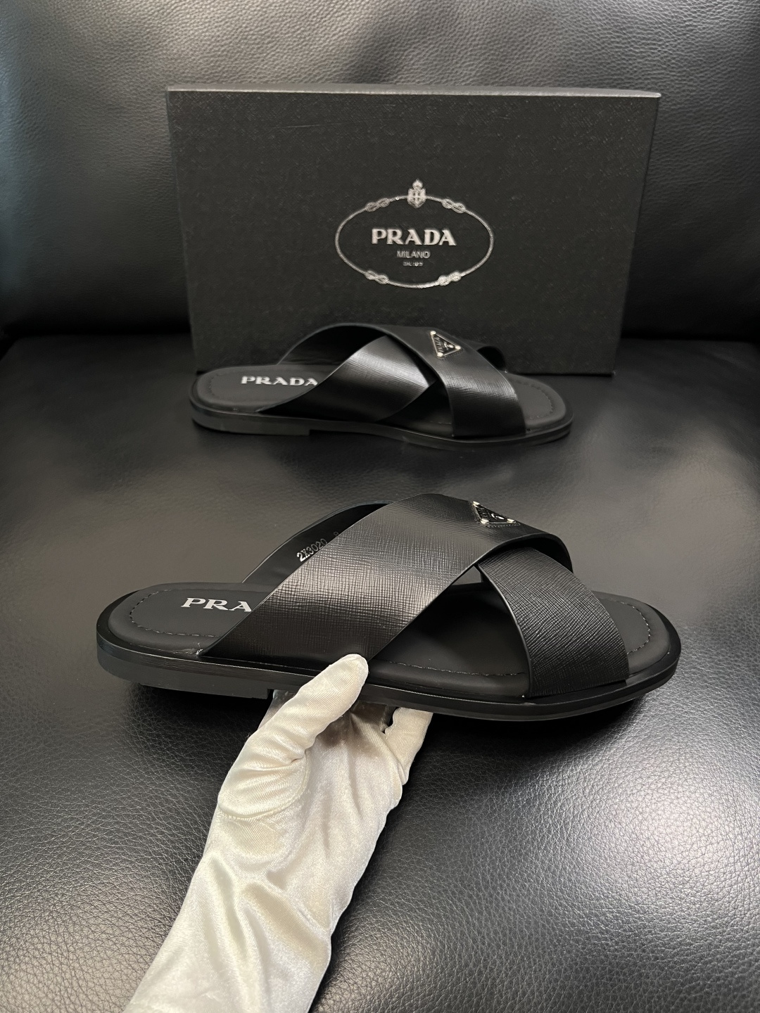 Prada  顶级工艺品，普拉达  拖鞋专柜同步，原厂配置意大利进口牛皮面料，进口牛皮内里垫，透气舒适，