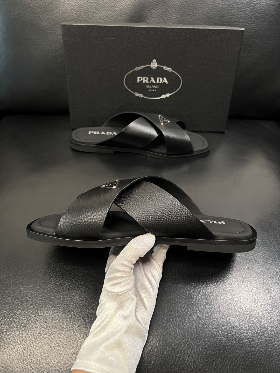 Prada  顶级工艺品，普拉达  拖鞋专柜同步，原厂配置意大利进口牛皮面料，进口牛皮内里垫，透气舒适，
