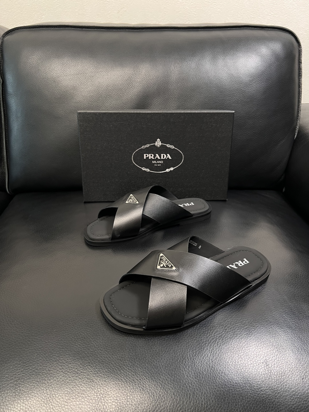Prada  顶级工艺品，普拉达  拖鞋专柜同步，原厂配置意大利进口牛皮面料，进口牛皮内里垫，透气舒适，
