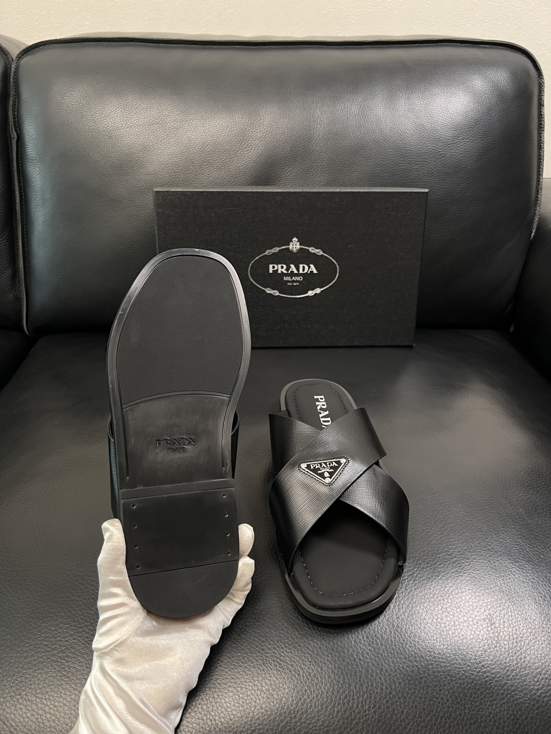 Prada  顶级工艺品，普拉达  拖鞋专柜同步，原厂配置意大利进口牛皮面料，进口牛皮内里垫，透气舒适，