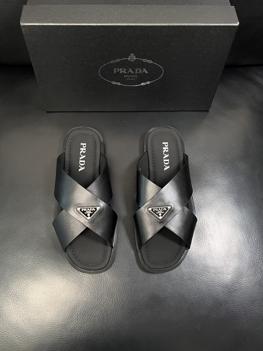 Prada  顶级工艺品，普拉达  拖鞋专柜同步，原厂配置意大利进口牛皮面料，进口牛皮内里垫，透气舒适，