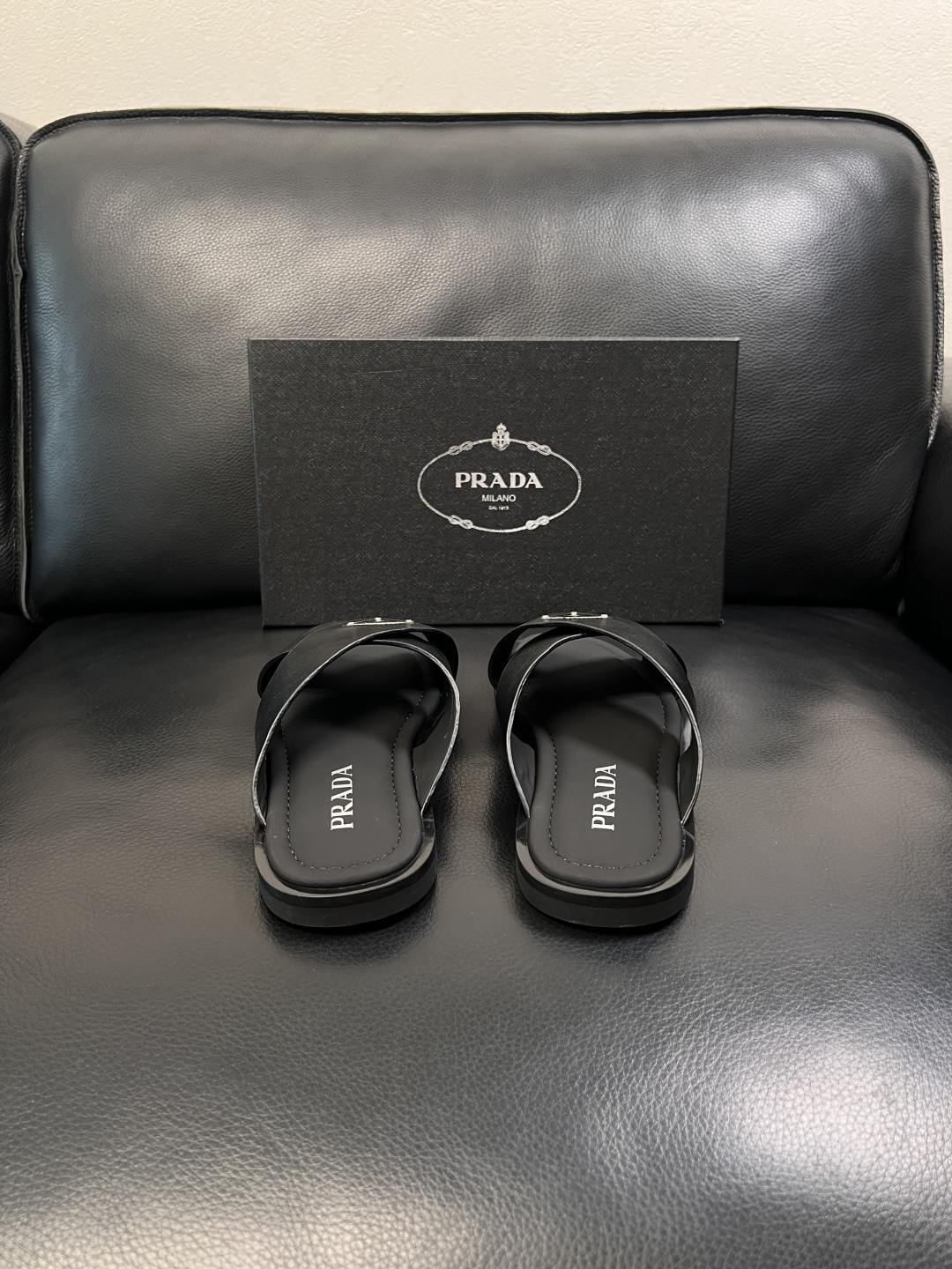 Prada  顶级工艺品，普拉达  拖鞋专柜同步，原厂配置意大利进口牛皮面料，进口牛皮内里垫，透气舒适，