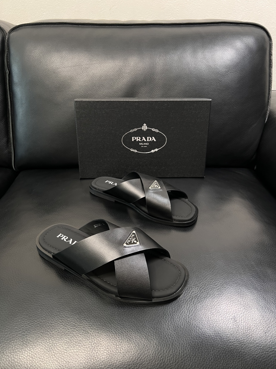 Prada  顶级工艺品，普拉达  拖鞋专柜同步，原厂配置意大利进口牛皮面料，进口牛皮内里垫，透气舒适，