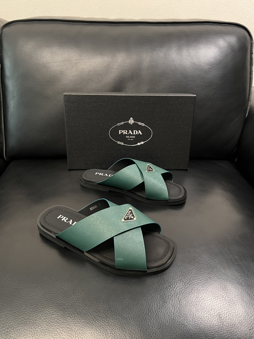 Prada  顶级工艺品，普拉达  拖鞋专柜同步，原厂配置意大利进口牛皮面料，进口牛皮内里垫，透气舒适，