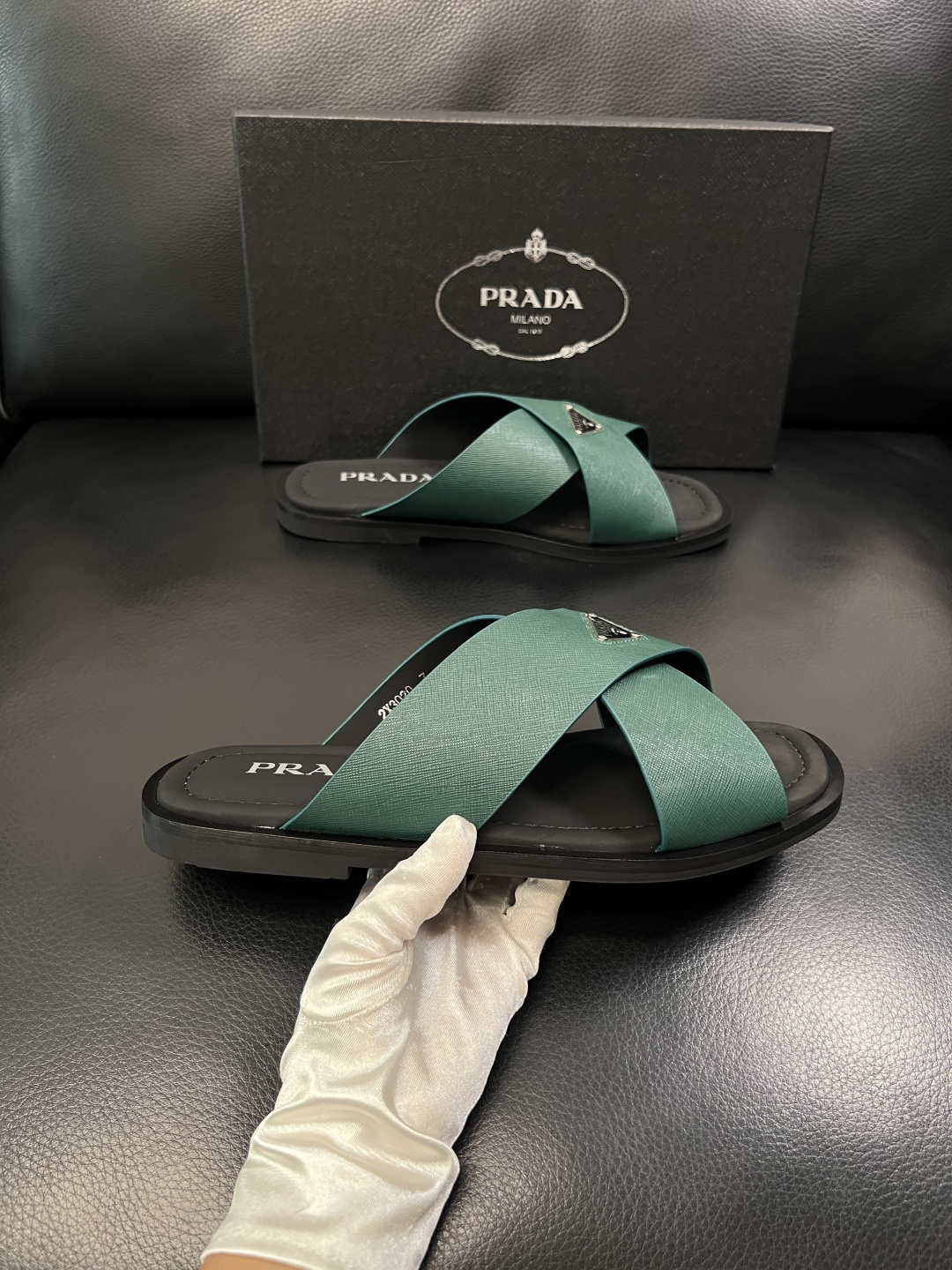 Prada  顶级工艺品，普拉达  拖鞋专柜同步，原厂配置意大利进口牛皮面料，进口牛皮内里垫，透气舒适，