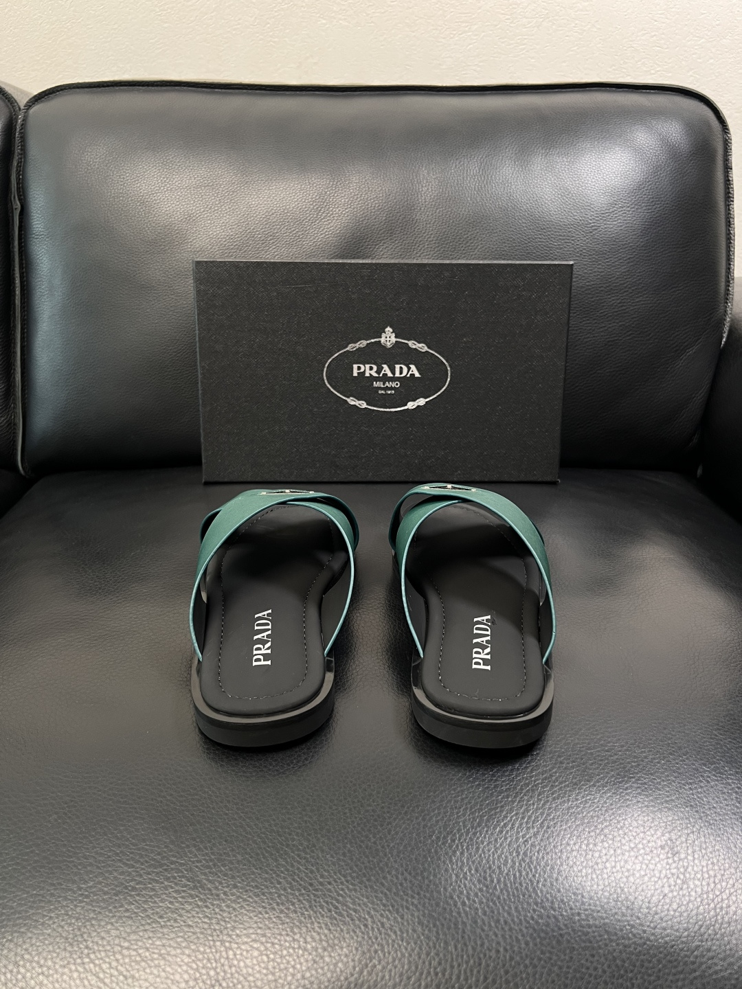 Prada  顶级工艺品，普拉达  拖鞋专柜同步，原厂配置意大利进口牛皮面料，进口牛皮内里垫，透气舒适，