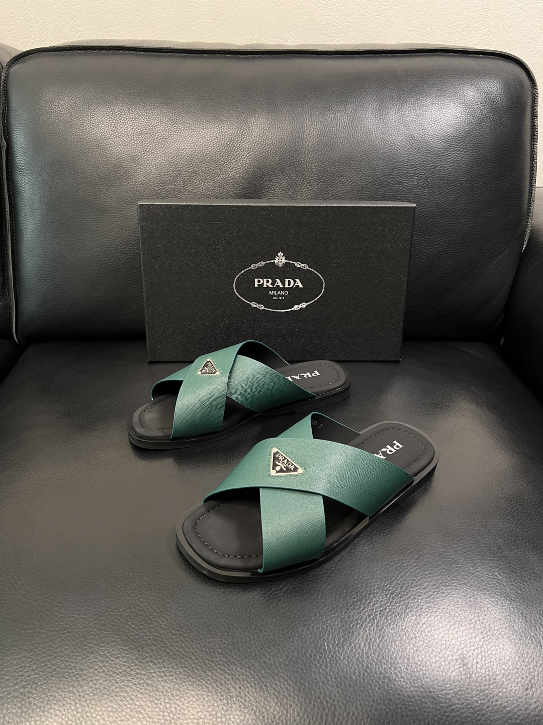 Prada  顶级工艺品，普拉达  拖鞋专柜同步，原厂配置意大利进口牛皮面料，进口牛皮内里垫，透气舒适，