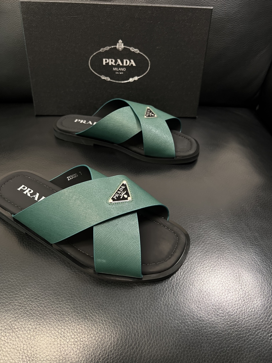 Prada  顶级工艺品，普拉达  拖鞋专柜同步，原厂配置意大利进口牛皮面料，进口牛皮内里垫，透气舒适，