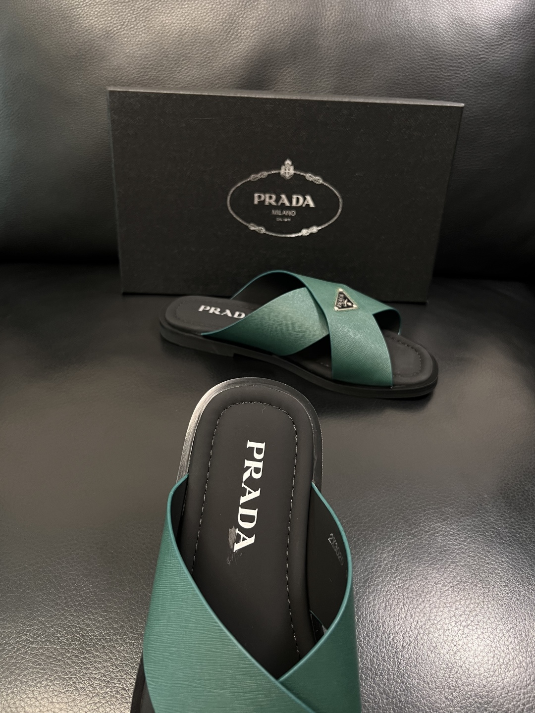 Prada  顶级工艺品，普拉达  拖鞋专柜同步，原厂配置意大利进口牛皮面料，进口牛皮内里垫，透气舒适，
