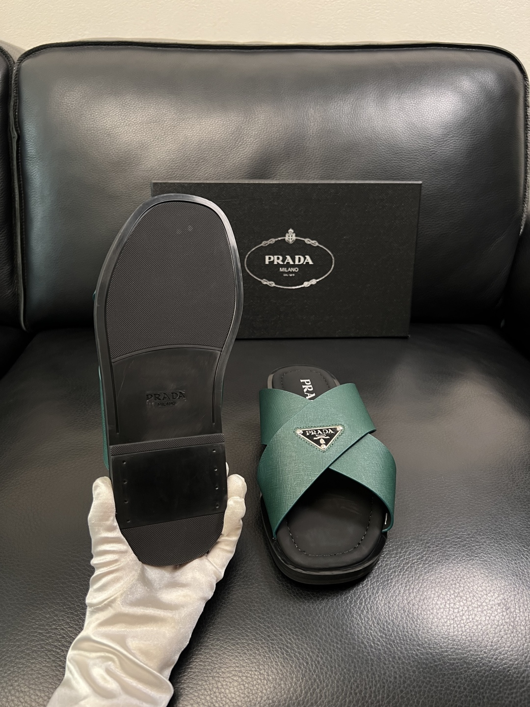 Prada  顶级工艺品，普拉达  拖鞋专柜同步，原厂配置意大利进口牛皮面料，进口牛皮内里垫，透气舒适，