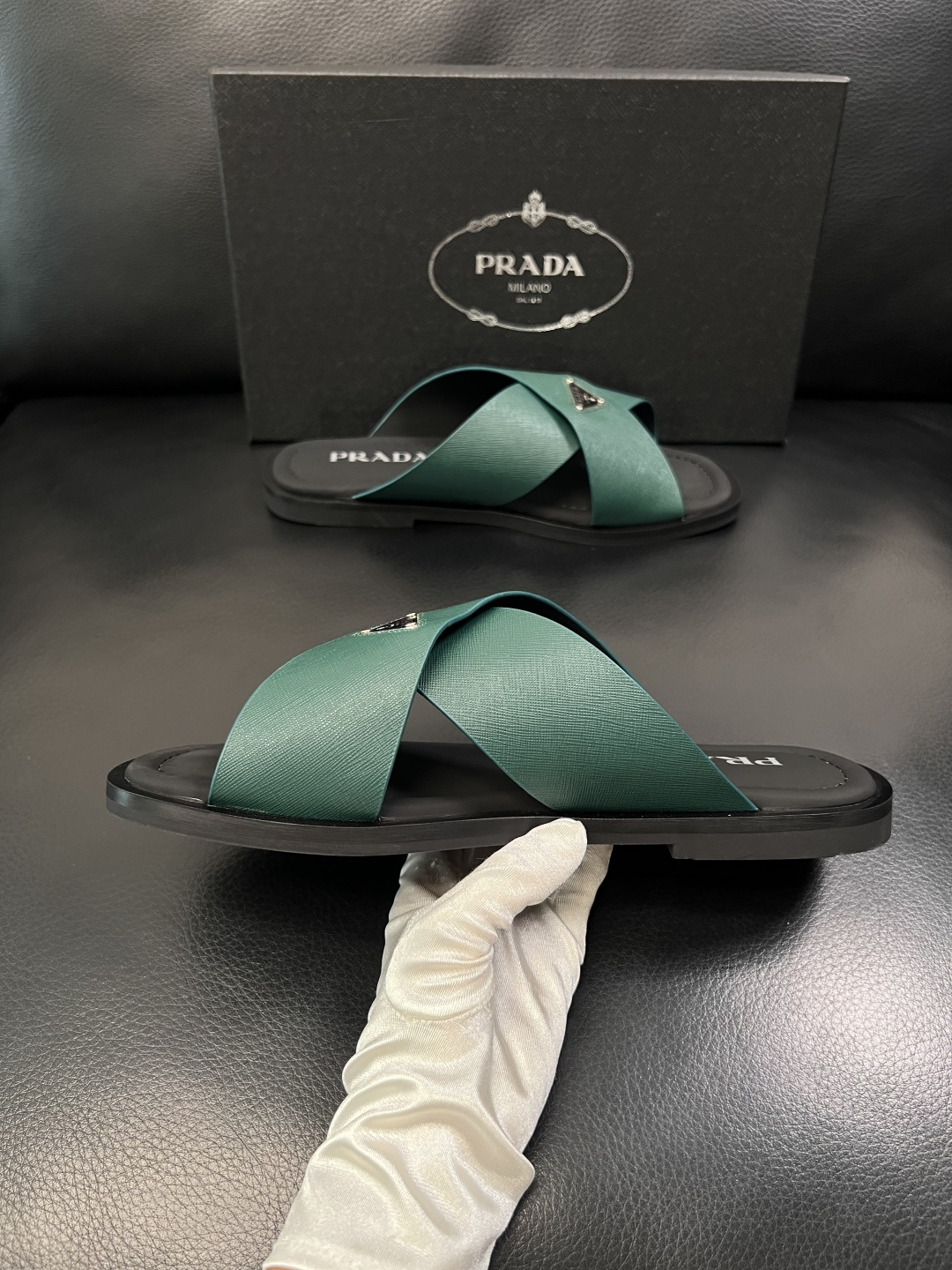 Prada  顶级工艺品，普拉达  拖鞋专柜同步，原厂配置意大利进口牛皮面料，进口牛皮内里垫，透气舒适，