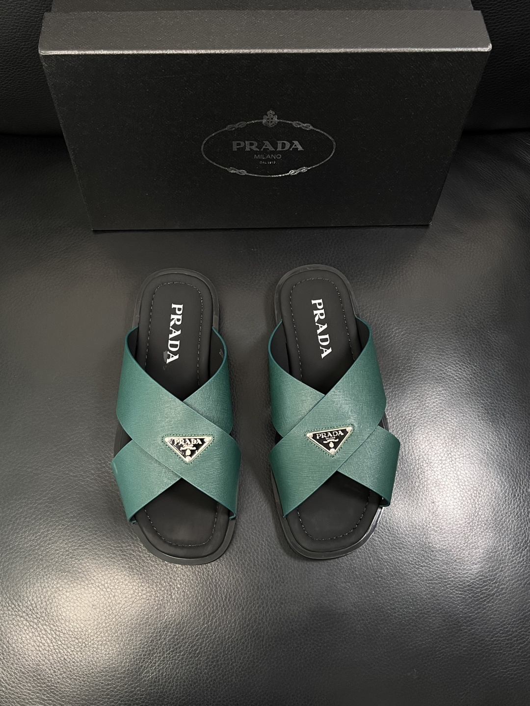 Prada  顶级工艺品，普拉达  拖鞋专柜同步，原厂配置意大利进口牛皮面料，进口牛皮内里垫，透气舒适，