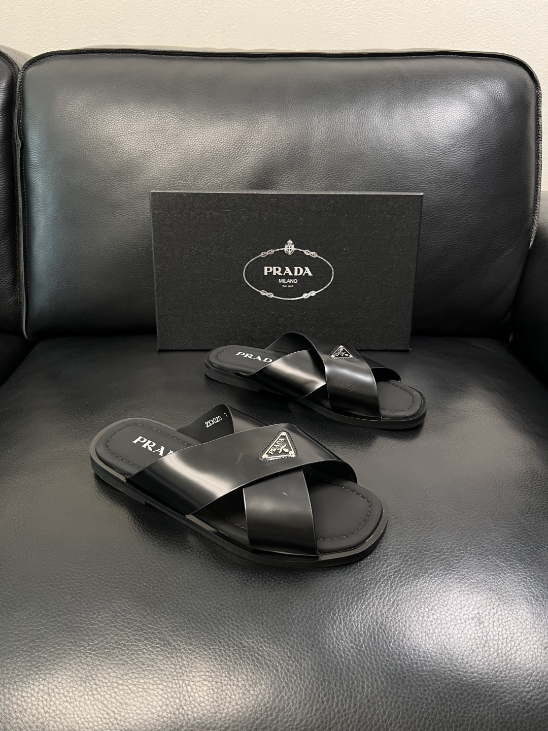 Prada  顶级工艺品，普拉达  拖鞋专柜同步，原厂配置意大利进口牛皮面料，进口牛皮内里垫，透气舒适，