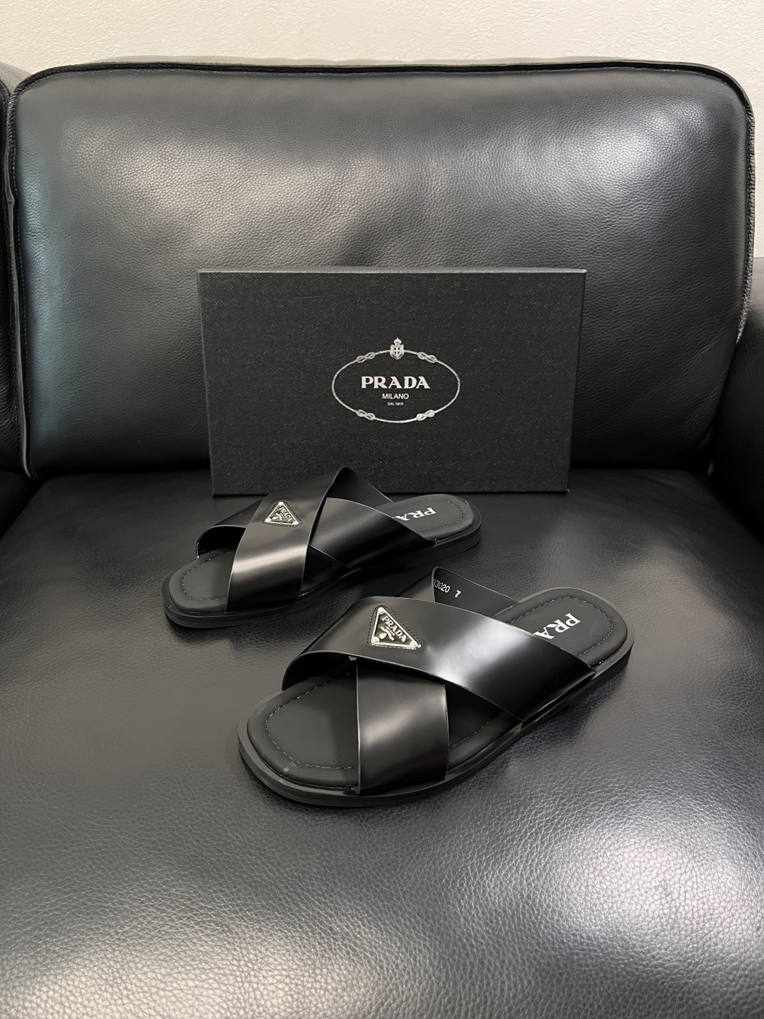 Prada  顶级工艺品，普拉达  拖鞋专柜同步，原厂配置意大利进口牛皮面料，进口牛皮内里垫，透气舒适，