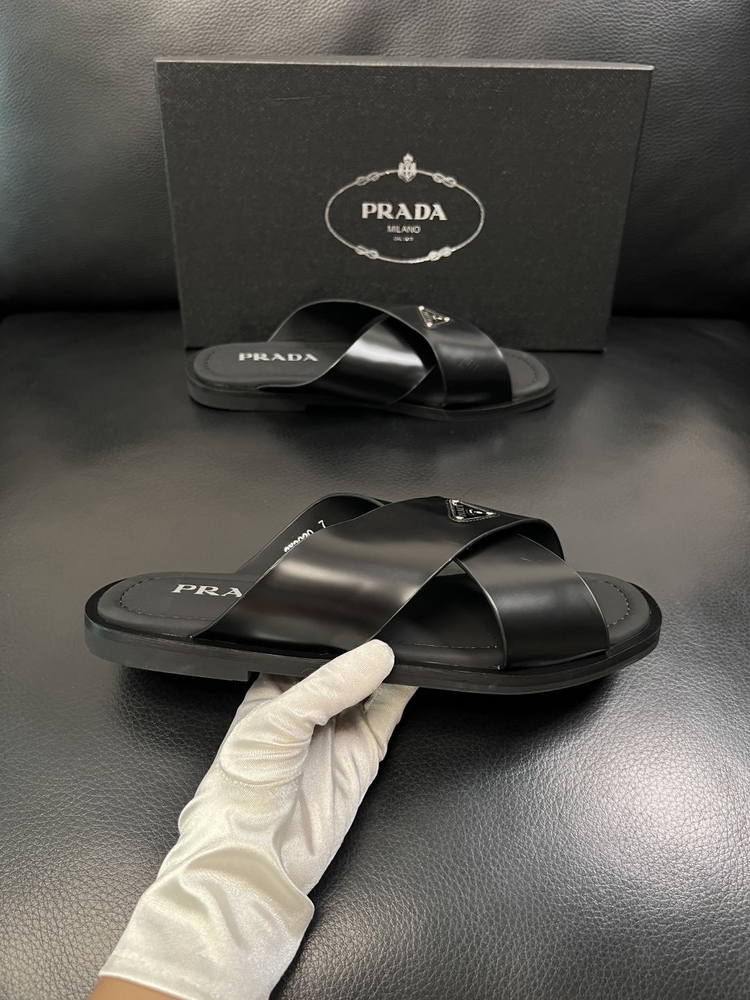 Prada  顶级工艺品，普拉达  拖鞋专柜同步，原厂配置意大利进口牛皮面料，进口牛皮内里垫，透气舒适，