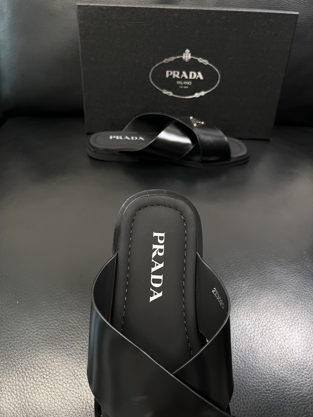 Prada  顶级工艺品，普拉达  拖鞋专柜同步，原厂配置意大利进口牛皮面料，进口牛皮内里垫，透气舒适，