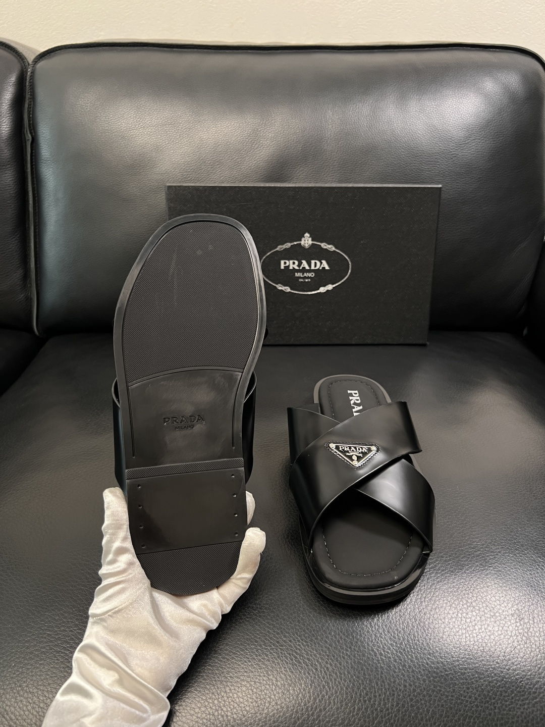 Prada  顶级工艺品，普拉达  拖鞋专柜同步，原厂配置意大利进口牛皮面料，进口牛皮内里垫，透气舒适，